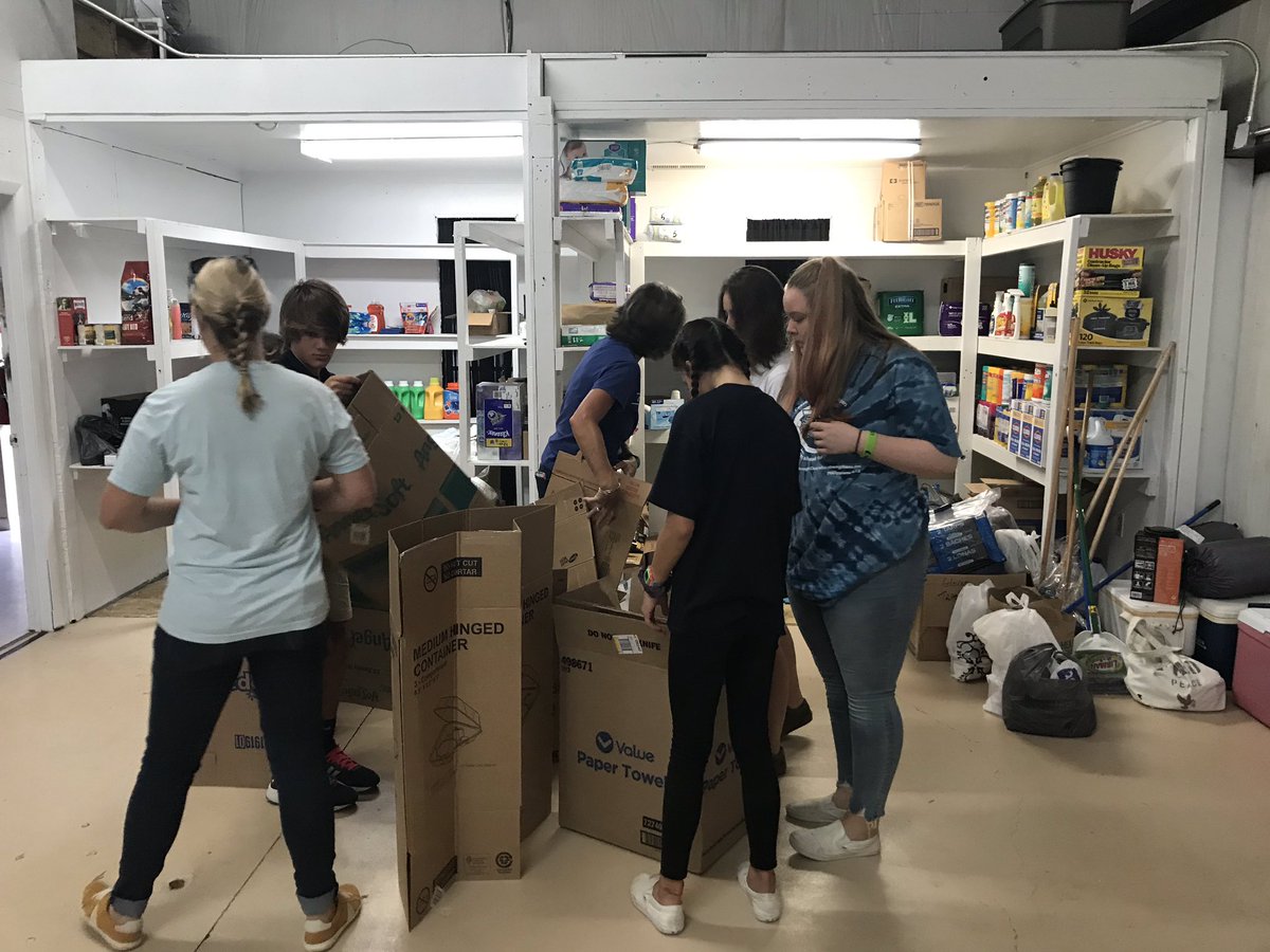 JWatkinsSr's tweet photo. Kids from Costal Christian School just showed up to help w/ #LoadingDay for Hurricane Relief.
#BahamasStrong https://t.co/8YUfPPXo4u