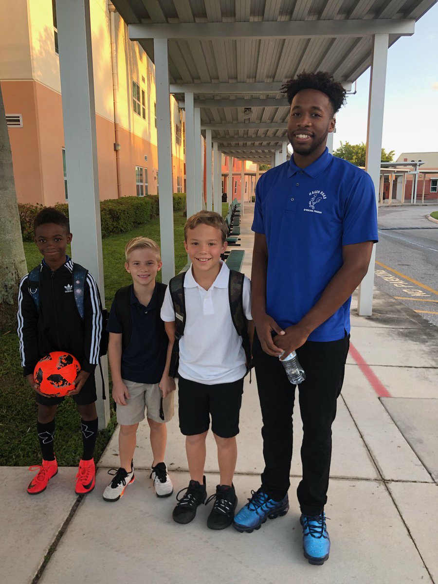 HRESAfterschool's tweet photo. It takes a village and we're so honored to be a part of this great family! We got to celebrate #DadsTakeYourChildToSchoolDay with our awesome roadrunners!

#WeAreFamily #TeamHagen #DonutsWithDads #AfterschoolProgram @HagenRoad https://t.co/wyPW4bM3Ik