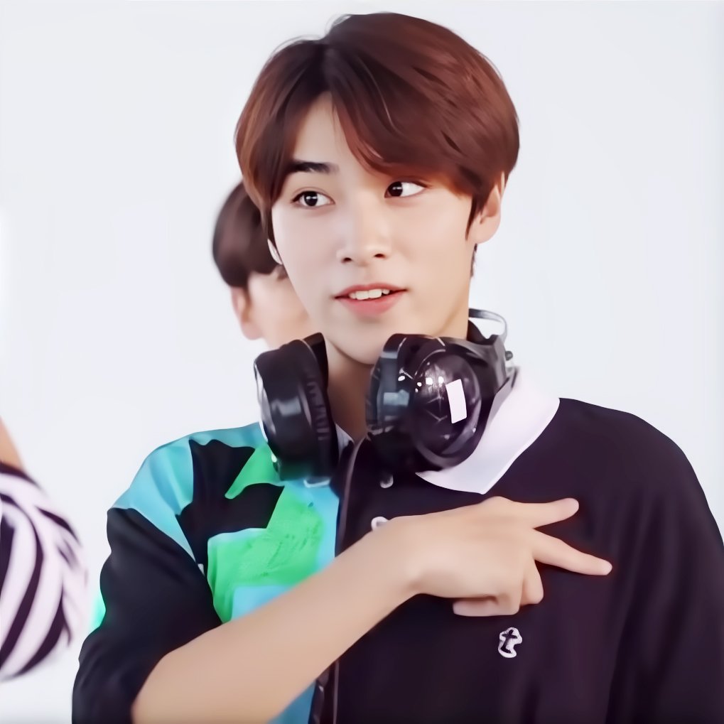 DreamingJadeXJ's tweet photo. 세상에서 제일 깜찍한 웨이션V 구호😘
#샤오쥔 #Xiaojun #肖俊 #WayV #威神V
#소년위계획 #WayVDreamPlan_EP11 https://t.co/rDrtspAoRp