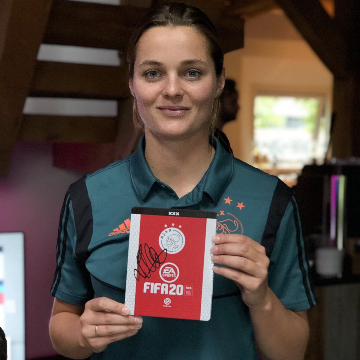 GIVE AWAY TIME! 🎮 
Maak kans op #FIFA20 Champions Edition, gesigneerd door <a href="/eshlybakker/">Eshly Bakker</a> ⤵️ 

Doe mee via —> ajax.ms/giveawayFIFA20 📲