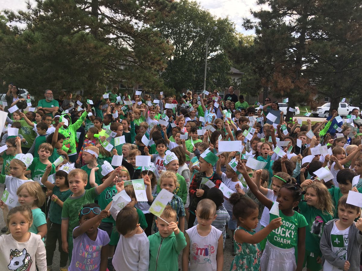 Merci ⁦@DTORourke⁩ d’être parmi nous ce matin pour célébrer la fête du drapeau franco-ontarien!! Des larmes aux yeux pour ceux présents à écouter les belles voix de nos élèves chantant “Notre Place”. ⁦<a href="/cscmonavenir/">Csc MonAvenir</a>⁩