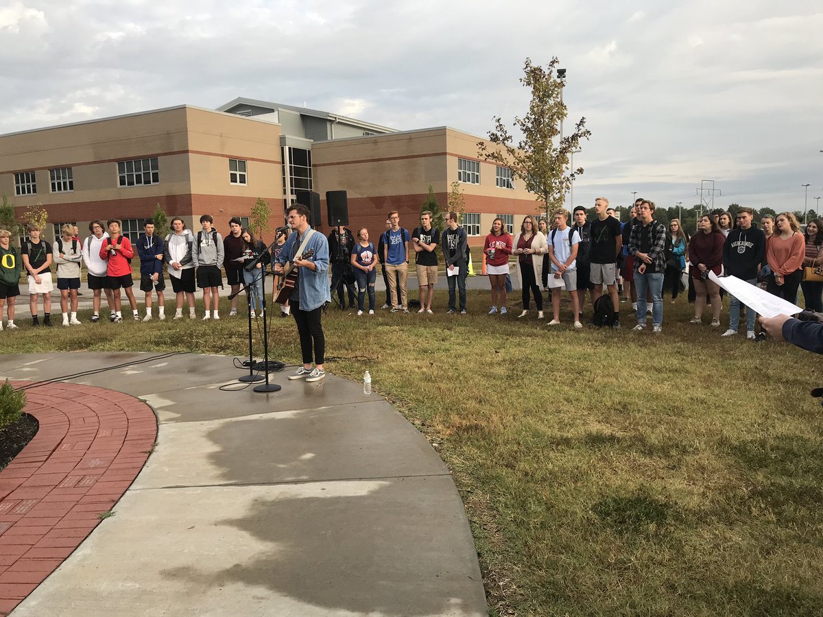 mustangs_fca's tweet photo. We had a great morning at see you at the pole worshiping with @ethanbankss and praying! @WestKyFCA @RCCP_MCHS @MCPrayerGroup https://t.co/ryXx7ynFSr