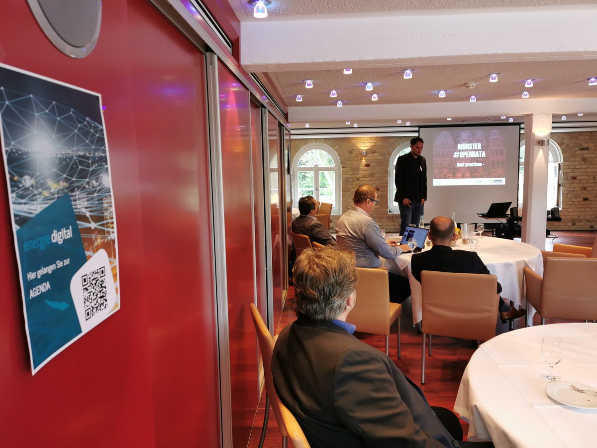 Halstrup's tweet photo. #open #data in #münster. Thomas Werner @toms_rocket berichtet über 67+ Datensätze und das #Datenhandling sowie #Aktivisten und Vorteile einer #Uni #Stadt im Rahmen der #energiedigital https://t.co/TE8SLlnyF6