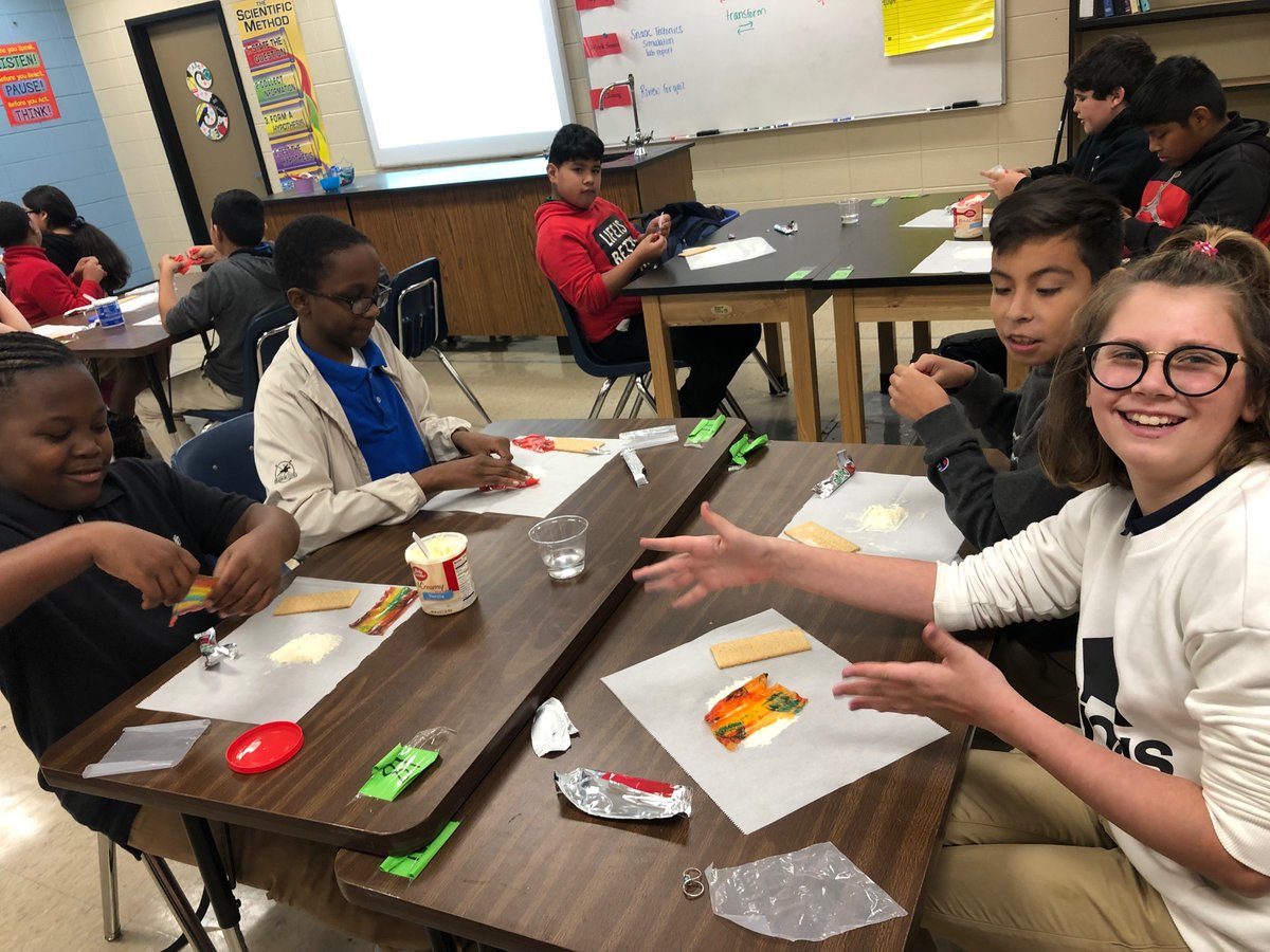 PutnamMiddle's tweet image. Ms. Steele's 6th grade Earth Science class learned to model different types of plate boundaries through a simulation of "snack tectonics." Students created 3 different types of tectonic plate boundaries using graham crackers, fruit roll-ups, and white icing! #LeadingfromtheMiddle
