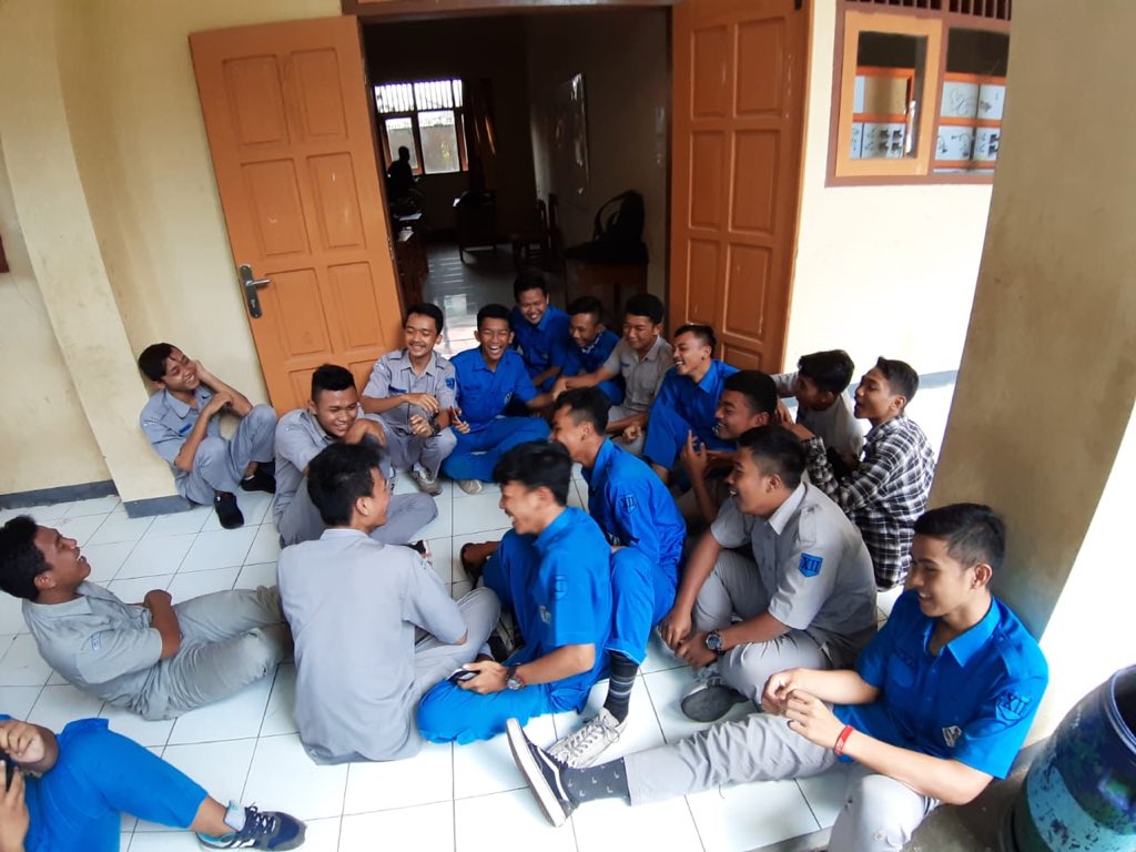 Fikryy_id's tweet photo. alumni stemro ikut ndak ?? Kasian adik2 kita dan anak kampoes itu ... 🙈  #STMmelawan #STMBergerak  # #STMbersatu https://t.co/b7jrO7R1ht