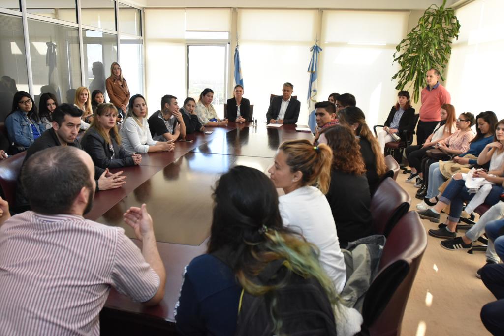 LegislaturaNqn's tweet photo. .@Rolo_Figueroa recibió a participantes de la 8º edición del Programa #JóvenesLíderes, quienes visitaron la Legislatura como parte del 5to módulo sobre Técnica Legislativa
@julietacorroza 
@Ccclnqn https://t.co/crwOX0MqXm