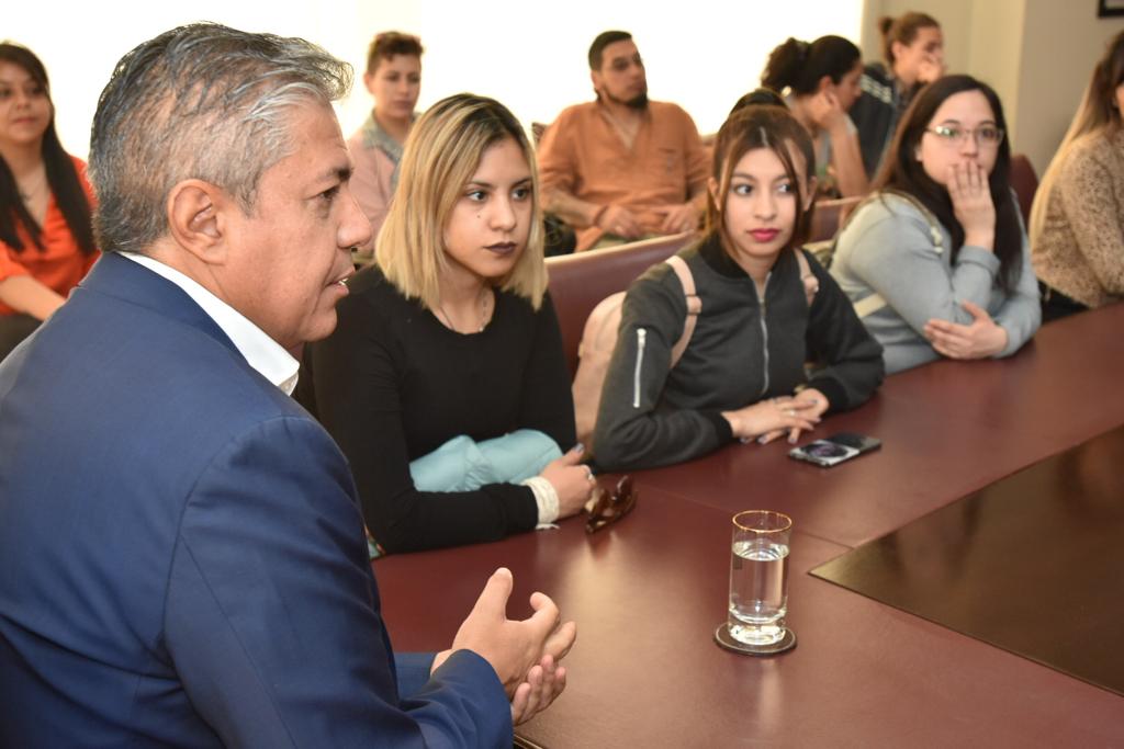 .<a href="/Rolo_Figueroa/">Rolo Figueroa</a> recibió a participantes de la 8º edición del Programa #JóvenesLíderes, quienes visitaron la Legislatura como parte del 5to módulo sobre Técnica Legislativa
<a href="/julietacorroza/">Julieta Corroza</a> 
<a href="/Ccclnqn/">Casa de las Leyes</a>