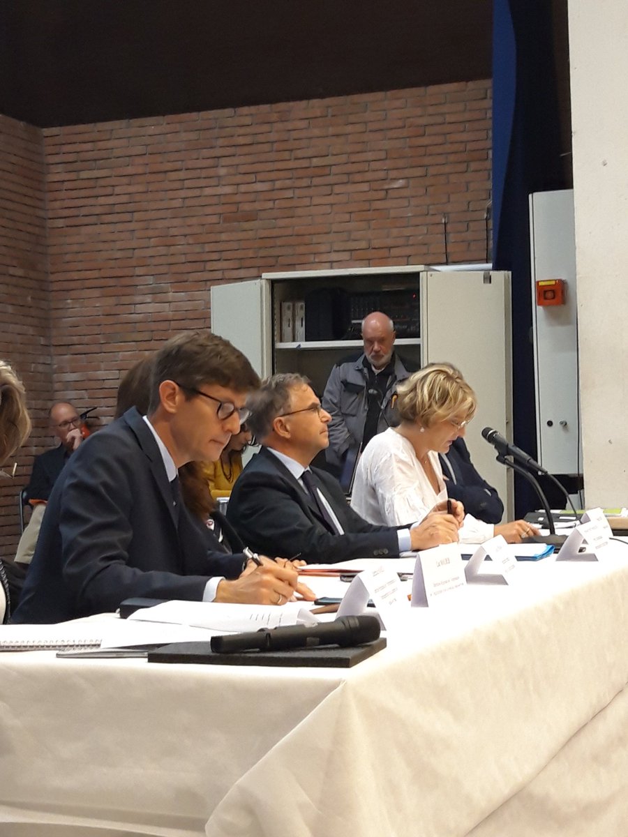 Bjorn_Desmet_'s tweet photo. Etape 5️⃣ Commission Régionale Agro-Ecologie #hautsdefrance qui va discuter le projet de feuille de route régionale #Ecophyto2+ 📄🗓 après concertation amont
Intros conjointes de Cécile Dindar, SGAR de la préfecture, Marie-Sophie Lesne, VP du Conseil Régional et du Préfet Bisch https://t.co/cWLyzvc7cX