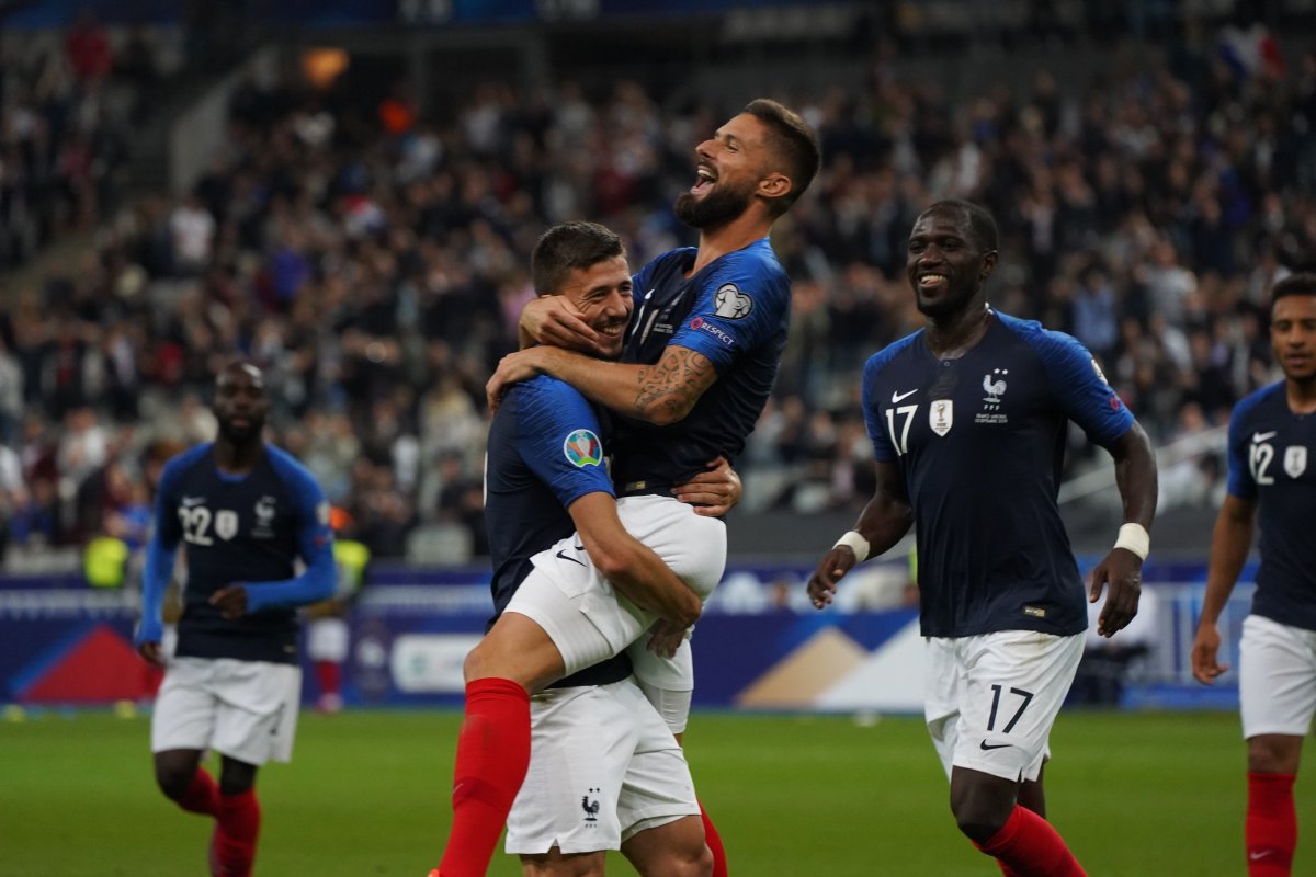 EDF_Foot's tweet photo. RT 🔄 &amp; Follow ☑️
Gagnez 🎟🎟 places pour supporter l'@equipedefrance 🇫🇷 face à la Turquie 🇹🇷 au @StadeFrance le lundi 14 octobre à 20h45 ! 
5 gagnants seront tirés au sort lundi prochain🤞 🎁 #EclaironsLesBleus #FRATUR https://t.co/ReOy6ykkfx