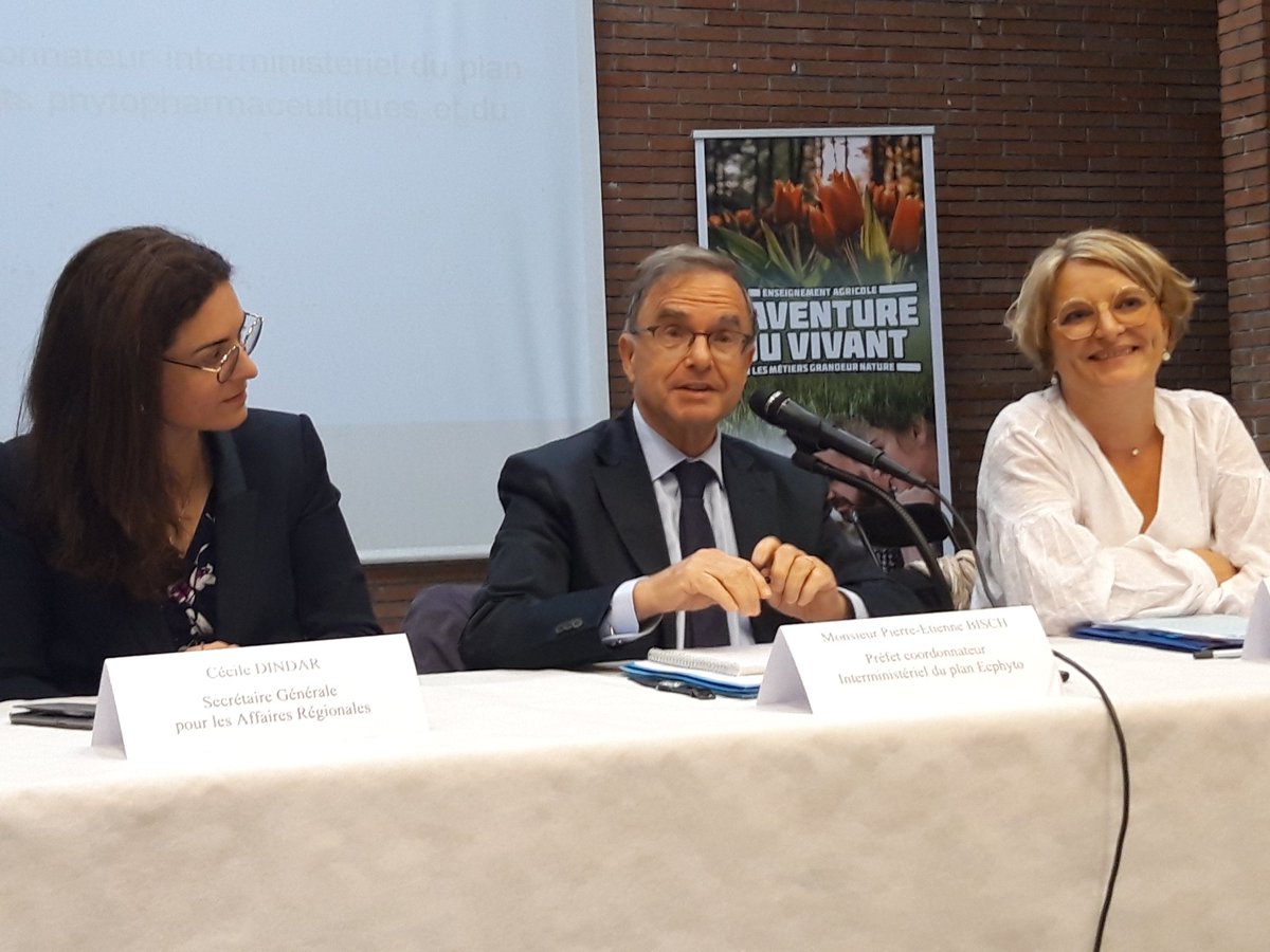 Bjorn_Desmet_'s tweet photo. Etape 5️⃣ Commission Régionale Agro-Ecologie #hautsdefrance qui va discuter le projet de feuille de route régionale #Ecophyto2+ 📄🗓 après concertation amont
Intros conjointes de Cécile Dindar, SGAR de la préfecture, Marie-Sophie Lesne, VP du Conseil Régional et du Préfet Bisch https://t.co/cWLyzvc7cX
