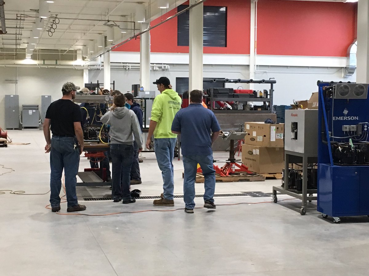 UnitedWayRenee's tweet photo. Great jobs and training at #steamfitters601 @UWDCberries #CEORoundtable with #Hooper @unitedwaydaneco #CampaignChair #DaveOrr #TerryHayden @WIPipeTrades #Champions4Change https://t.co/OBwZuipvpc