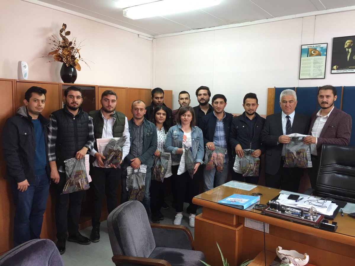 boluakgenclik14's tweet photo. İhtiyaç sahibi öğrenci kardeşlerimize yardımlarımızı ulaştırmaya devam ediyoruz, öğrenci kardeşlerimize getirdiğimiz yardımları okul müdürlerimize teslim ettik.#AkGençlik https://t.co/XsEjA051rR