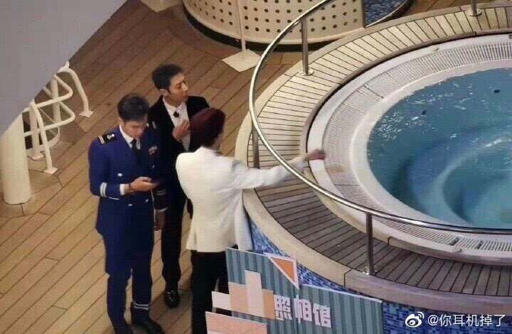 dramapotatoe's tweet photo. [trending] #HeJiong, #SaBeining, #BaiJingting, #PapiJiang, #ZhangRuoyun and #JingBoran spotted filming #WhostheMurderer Season 5 on a cruise ship

#明星大侦探 #何炅 #撒贝宁 #白敬亭 #张若昀 #井柏然 https://t.co/1kpuyZSwdr