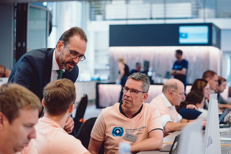 BAG_OFSP_UFSP's tweet image. Aujourd&apos;hui, le directeur de l’#OFSP a rendu visite au Projectathon #DEP où l’interopérabilité est testée à fond. Jusqu’à ce mercredi, 150 tests ont été effectués avec succès.