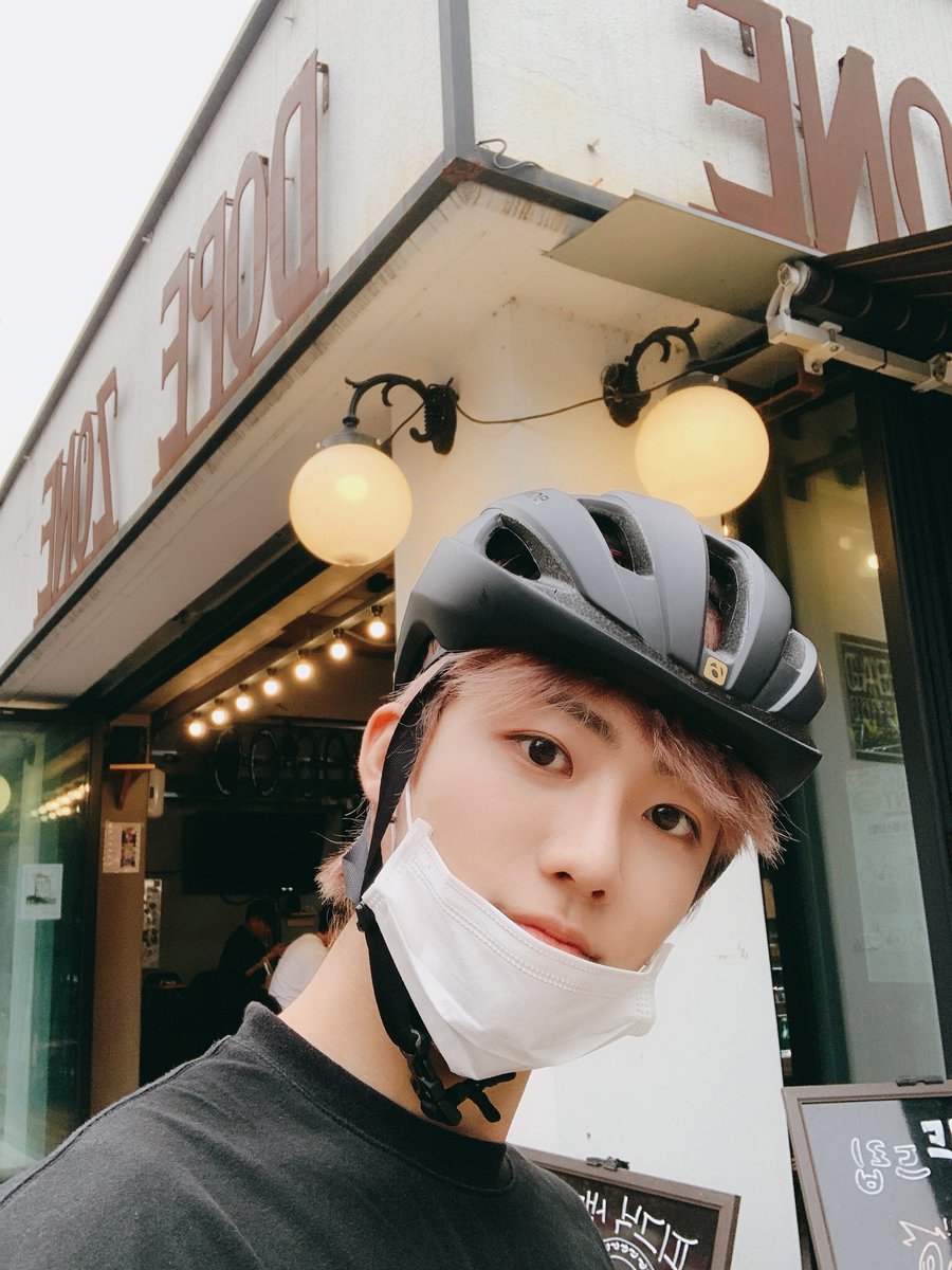 2414_nct's tweet photo. 이 얼굴이면 마스크로 가려도 빛날듯^^.. https://t.co/t9wTtowSAF