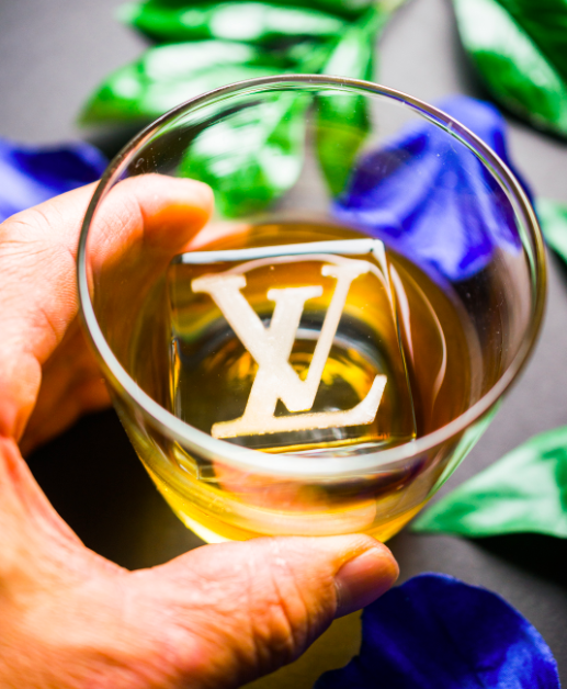 Ice with class😌
​​#cocktailice #logocube #logoengraved #louisvuitton
