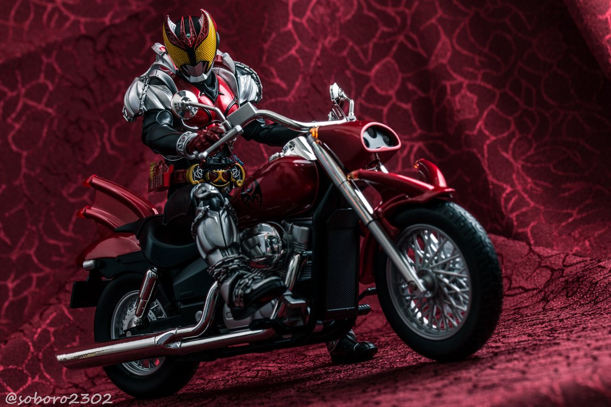 S.H.フィギュアーツ 真骨彫製法 仮面ライダーキバ & マシンキバー