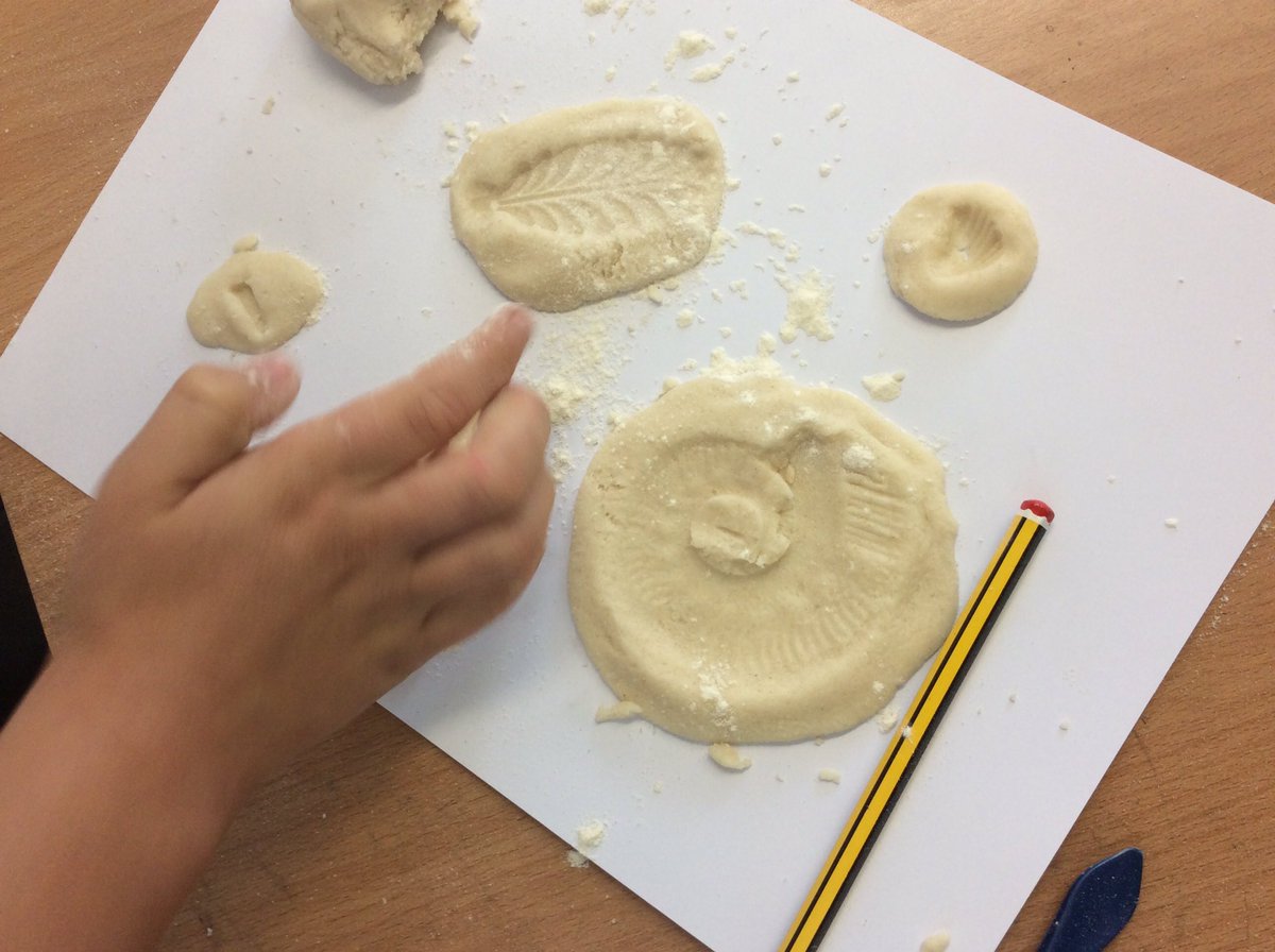 CosgrovePrimary's tweet image. After learning about the fossilisation process yesterday, Terra Class have made observational drawings of real fossils and then used a variety of different tools to sculpt fossils from salt dough! #terraclass #cosgroveprimary #fantasticfossils