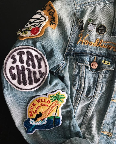 Pins, patches, and custom chain stitching,
<a href="/amyhoodlum/">Amy Hood</a> 's jean jacket is goals.🤙

The Austin Texas and Caffeine Dreamin' pins available at the link!
oddsandsods.co/shop/
