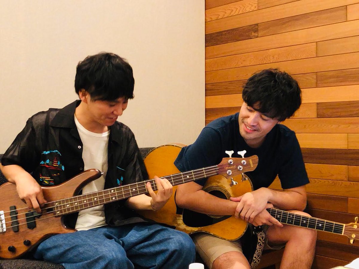yamahaguitar_jp's tweet photo. ISEKI( @ISEKITOWA )さんと磯貝サイモン( @simon_isogai )さんのインスタライブ最高でした！
サイモンさんの初めて買ったYAMAHAベースも登場しましたね！
皆さまアコマイサーキットでお待ちしています！
#YAMAHA
#アコマイ
#YAMC2019
#LJ36ARE
#LL36ARE
#MB40 https://t.co/cvu3kGHT6C