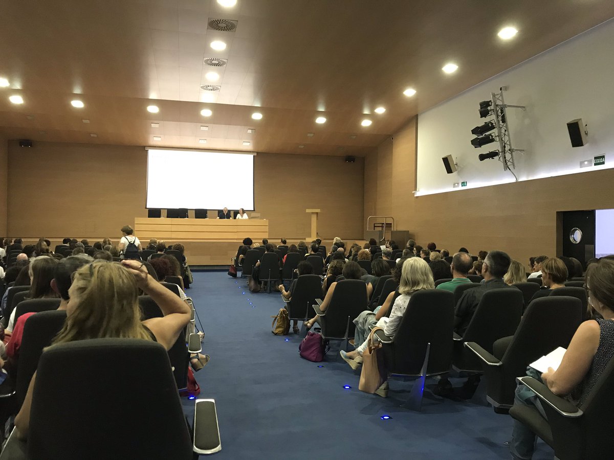 Ramon X. Rosselló presenta @gregorisol , que parlarà sobre 'La plaça del Diamant', de #MercèRodoreda en la Jornada sobre comentari de textos literaris per a l'assignatura de Valencià: Llengua i Literatura (2n de Batxillerat). Sala plena de gom a gom! @FiloCatUV @Institut_IIFV