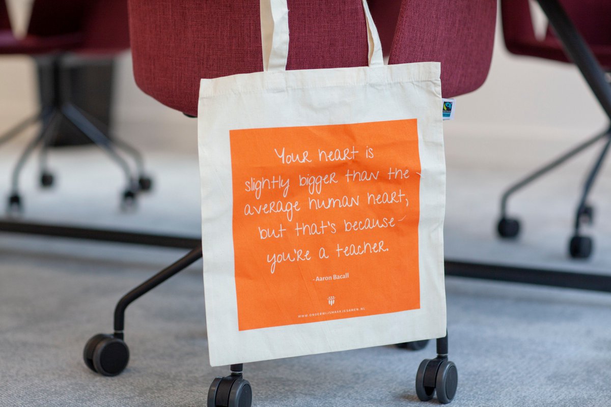 Nog op zoek naar een cadeautje voor de Dag van de Leraar? Wij hebben leuke suggesties in onze webwinkel, zoals deze tas (vanaf € 5,-) shop.onderwijsmaakjesamen.nl #OMJS #onderwijsmaakjesamen #dagvandeleraar #dagvandeleerkracht