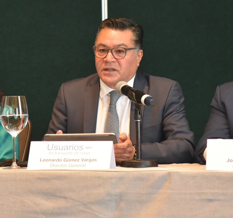 revistatyt's tweet photo. Leonardo Gómez, Director General de @ANTPMexico, explica que para el cumplimiento de la #NOM044 @SEMARNAT_mx –en cuanto a #Euro6 y #EPA10– es necesario el abasto al 100% de #DieselUBA #EnVivoTyT #RevistaTyT https://t.co/WYjPsvk2Pv