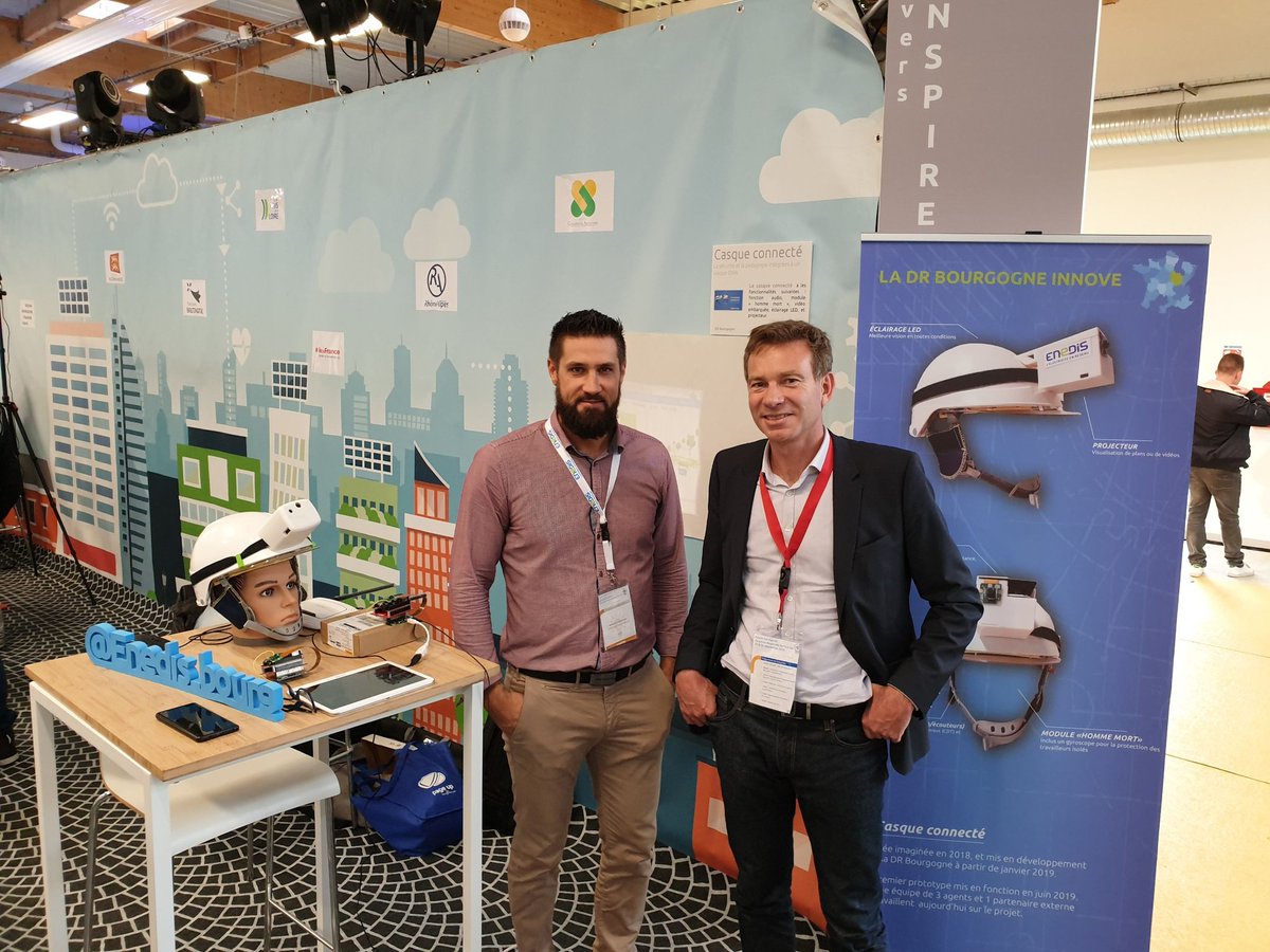 [#EnDirect] Au forum #innovation @enedis_picardie, @enedis_bourg présente le casque connecté. 
Le Directeur Innovations Enedis Philippe très intéressé par le projet! 🏆
