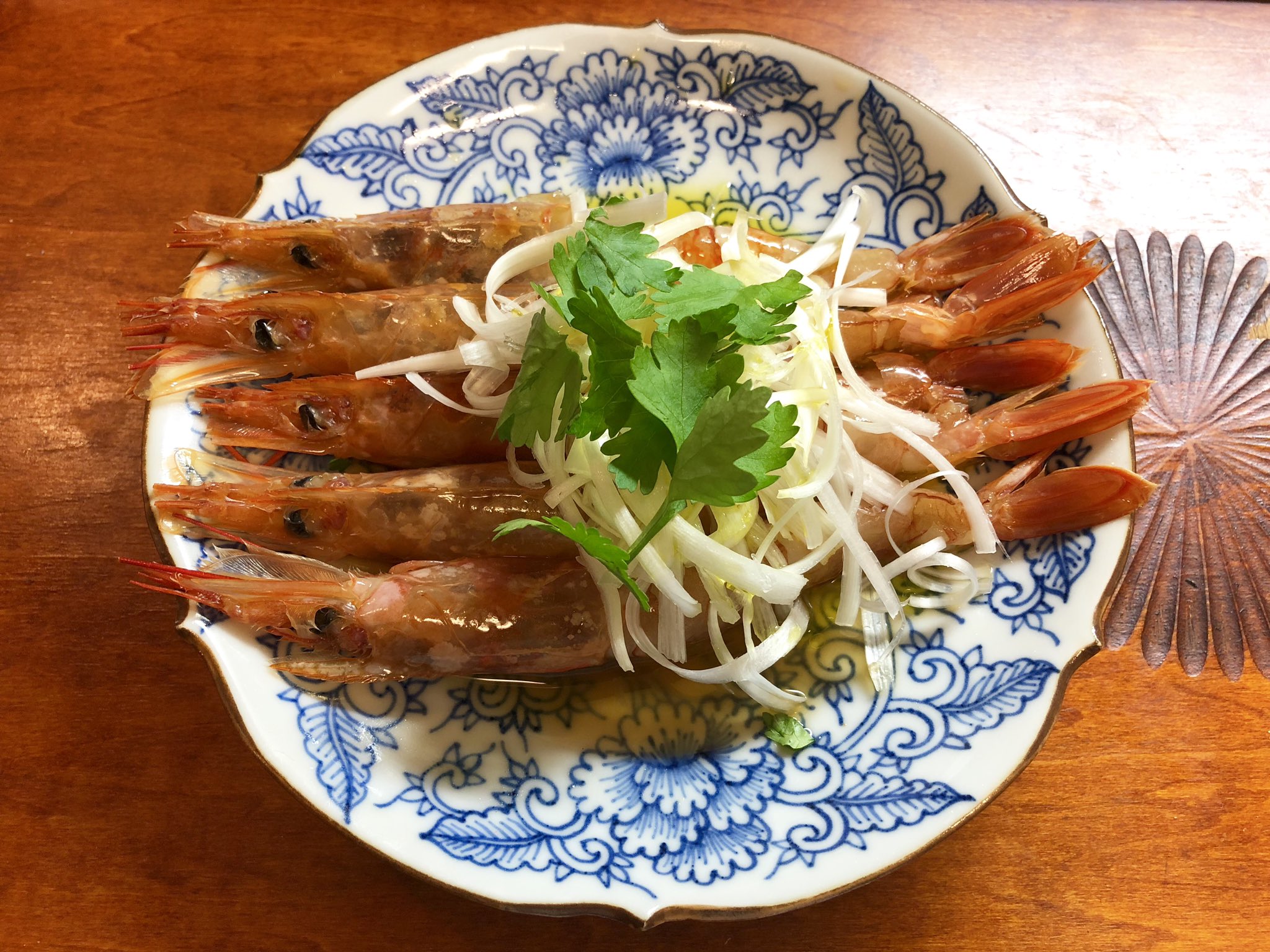 おりえ 酔っ払い海老 盛り付けはいつか行った新宿御苑のシェフスを模してます あの料理は酔っ払い海老じゃないけど 葱は熱した山椒油をジュワッとかけてパクチー 今日は中華 T Co Ok7pr4dgha Twitter