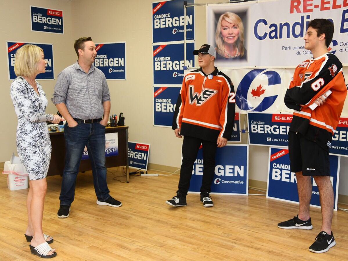 CandiceBergen_'s tweet photo. Surprise visit to the campaign office by a few of the @winklerflyers yesterday! Grab your season or single game tickets &amp; support this community team! Go Flyers! https://t.co/twsCZsL6ZW https://t.co/WAFZGTDJT3
