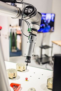 FZI_official's tweet photo. Sollte ein #Roboter oder eine #KuenstlicheIntelligenz einen eigenen #Rechtsstatus als elektronische Person haben? Mit solchen Themen befasst sich gleich die Podiumsdiskussion bei der Konferenz #Digitalisierung & #Recht.
#robotics #ePerson #AI #Haftung https://t.co/ZvB87EkaIy