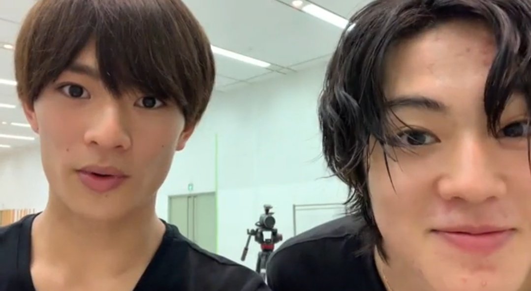 ばら うきりゅ ネックレスと指輪つけて若干肌荒れがある龍我くん めちゃくちゃ古き良きジャニーズjr だ 龍我くん意外と喉仏しっかりあってしんどいな うきしょくんは3枚目のおくちよくするけど 可愛すぎるのでもっとやってほしい