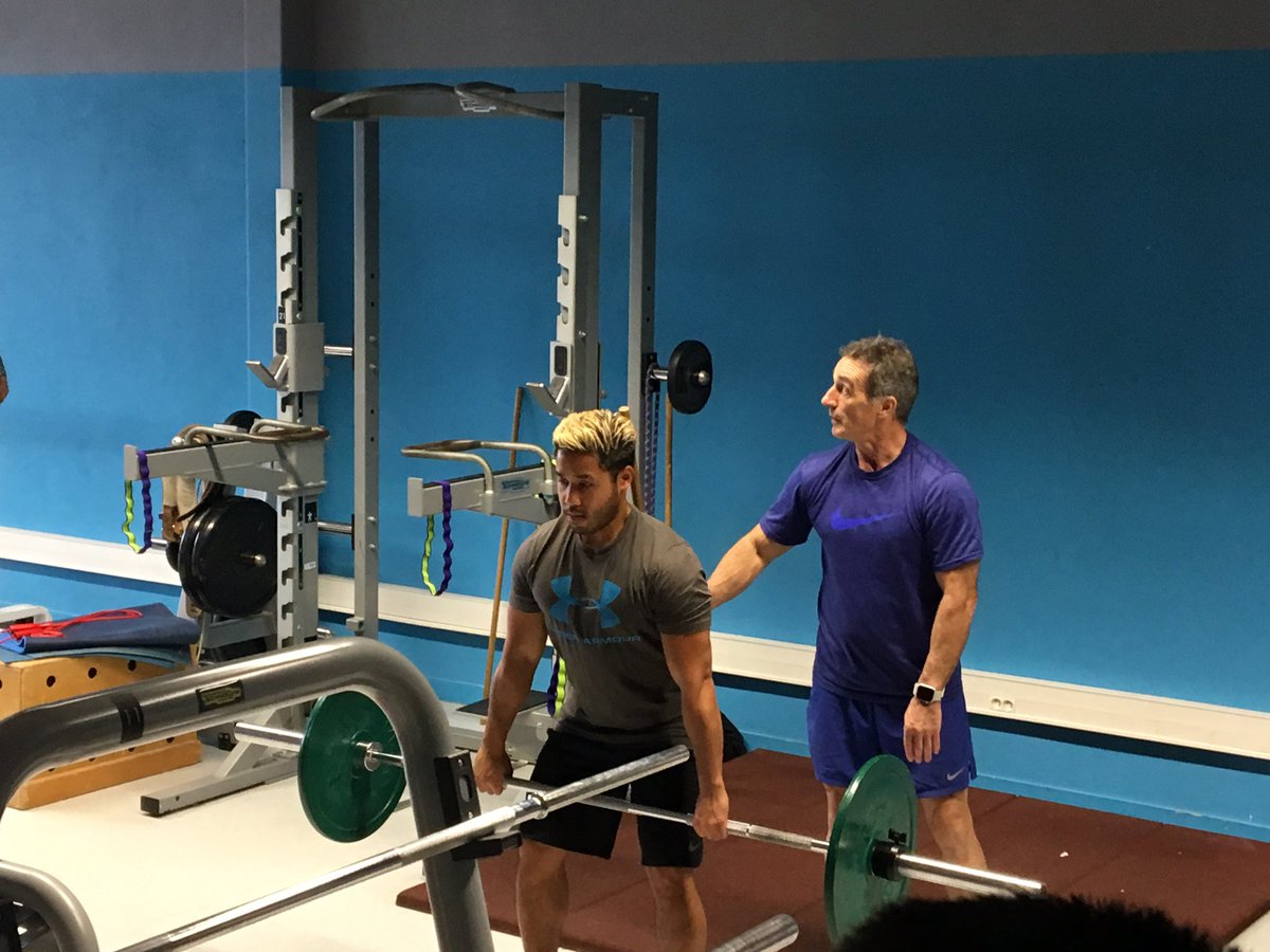 LaurentBosquet's tweet photo. C’est reparti pour le #DUEPP (éval et prépa physique) à @FSSPoitiers. Raymond Veillette @universitelaval (Canada) et Dario Cappa (université de Mendoza en Argentine) Co-animent la séance d’initiation à l’haltérophilie après 1h30 de théorie @GregDupontSport @mart1buch @JPiscione https://t.co/WLouV3KQfa