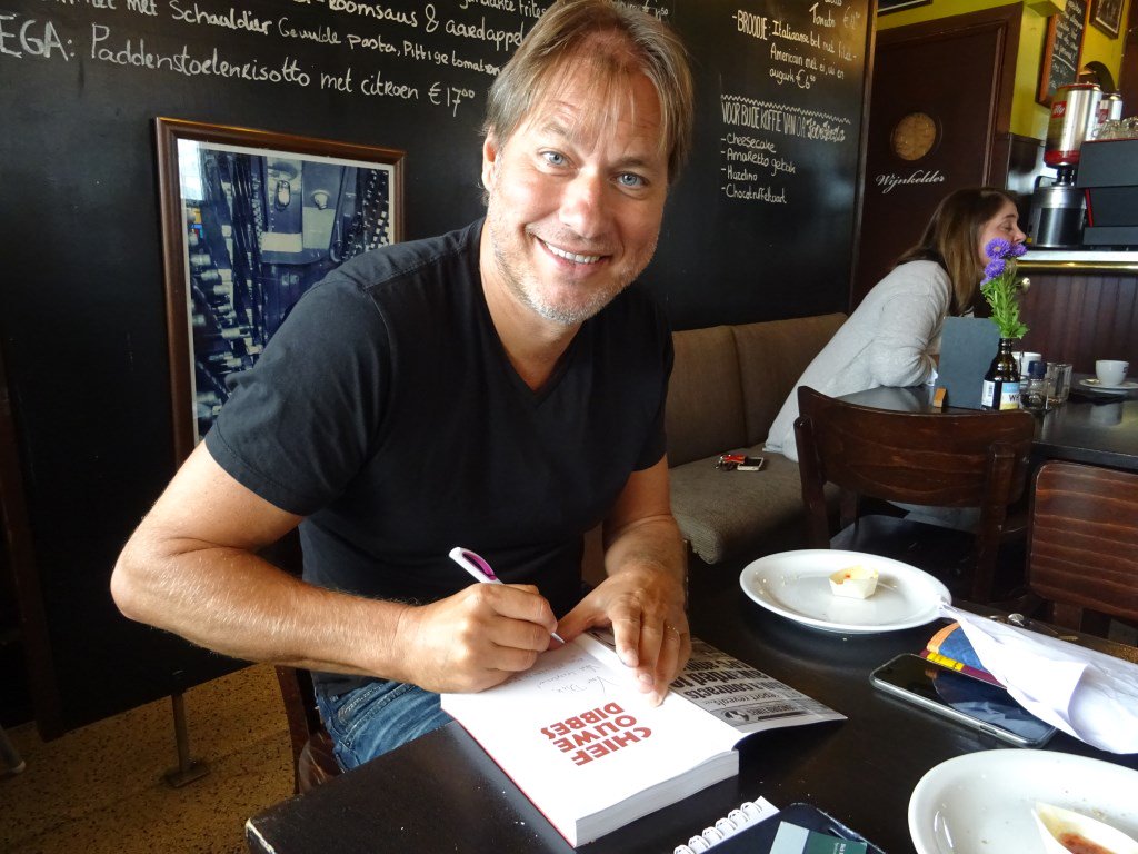 'We maken van kansarme kinderen zondagskinderen' WAGENINGEN Bij shirtreclame in het amateurvoetbal denk je al snel aan een logo van een firma's uit de plaats waarin het elftal speelt. Het nieuwe zaterdagteam van WAVV is, met het... twib.in/l/4Md7rX6MXXX5