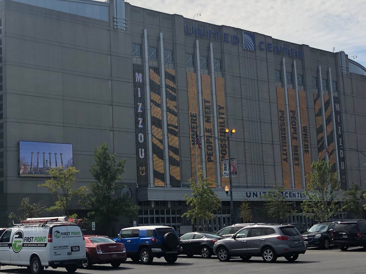 MizzouAlumni's tweet photo. Have you noticed a little black &amp; gold adorning the United Center in Chicago? Our alumni network is nationwide, and over 11,000 Tigers call Chicago home. RT if you're a Chicago Tiger! #MizzouMade https://t.co/jA11AfvJuN
