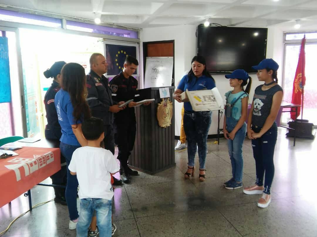 JovenesDHV's tweet photo. Entrega de kit del educador el día mundial de la paz a los bomberos en Táchira.
#DerechosHumanos #FelizMiercoles. https://t.co/eHDJ9s3Lt6