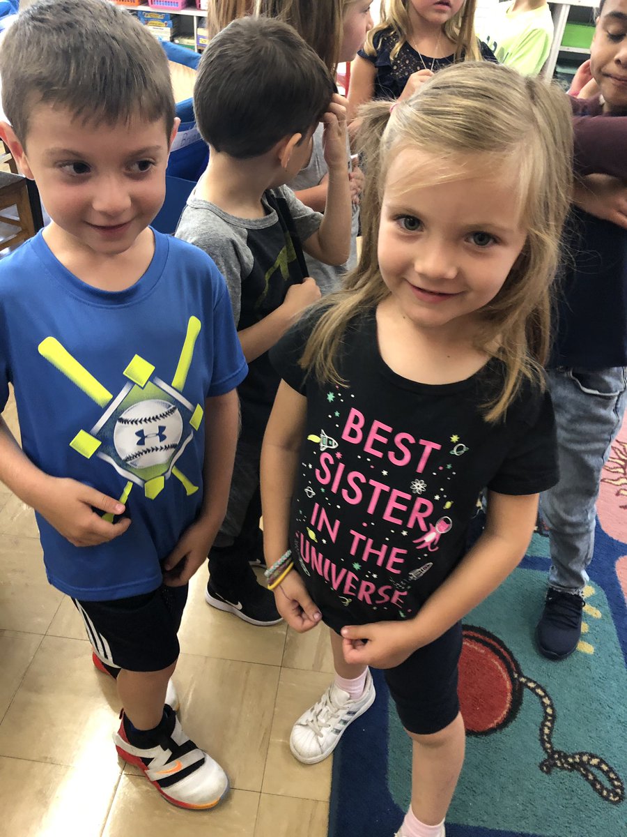 msgrillo1's tweet photo. Today during morning meeting, we greeted each other and asked questions about each other’s shirts to start a conversation! This helped us learn a little more about our classmates! #StartWithHello 👋💚 #msgrilloWOS https://t.co/vtgm0FrhCE