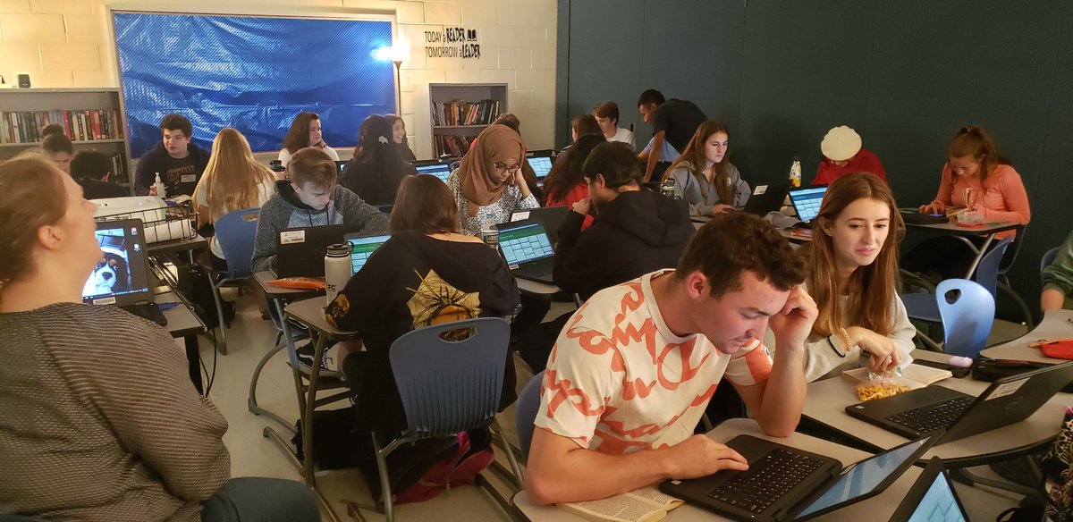 Metz_Principal's tweet photo. @Region4FCPS @fcpsnews @socohs Great English 12 experience as students worked together thrrough the use of @padlet to analyze and discuss a quote they found to be the most impactful from the novel The Metamorphosis. #FCPSOn #fcpsPOG #POGCommunicator #LearningTargets https://t.co/y22owyeKF0