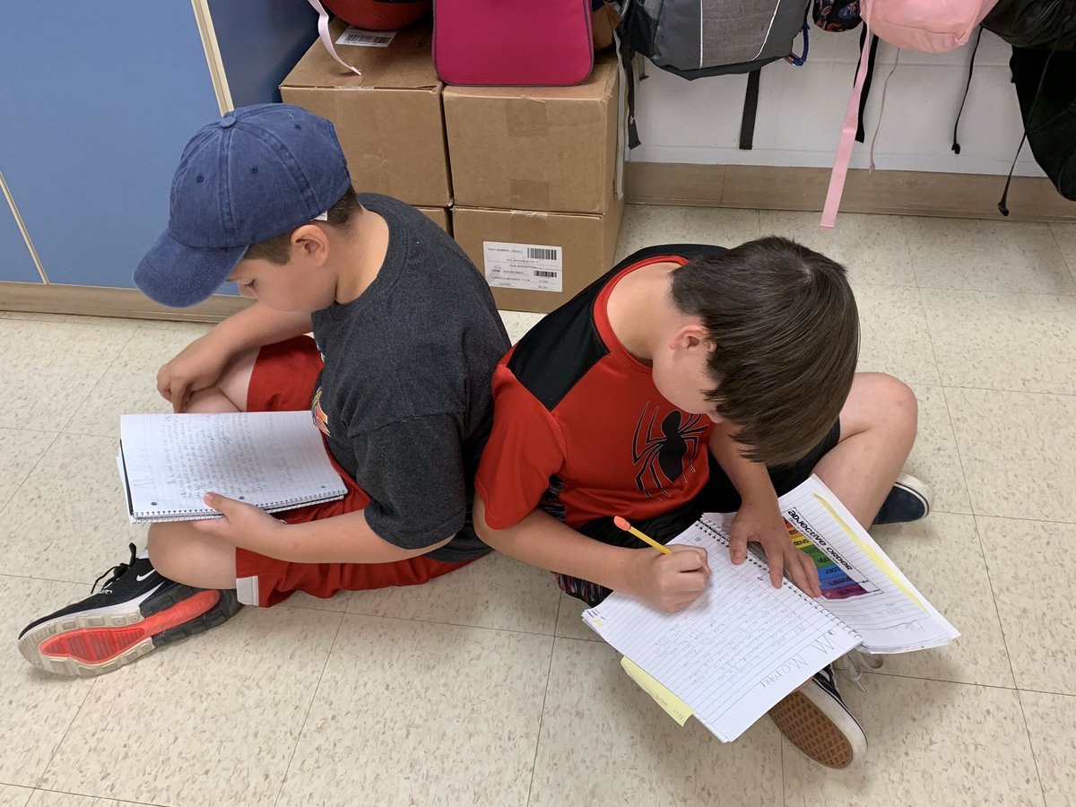 LRStites85's tweet photo. Monster mash descriptive writing and nonfiction text structures! Will your drawing match your partners description?! #highDOK #creative #5th @BourbonMS https://t.co/VCZzomdF6T