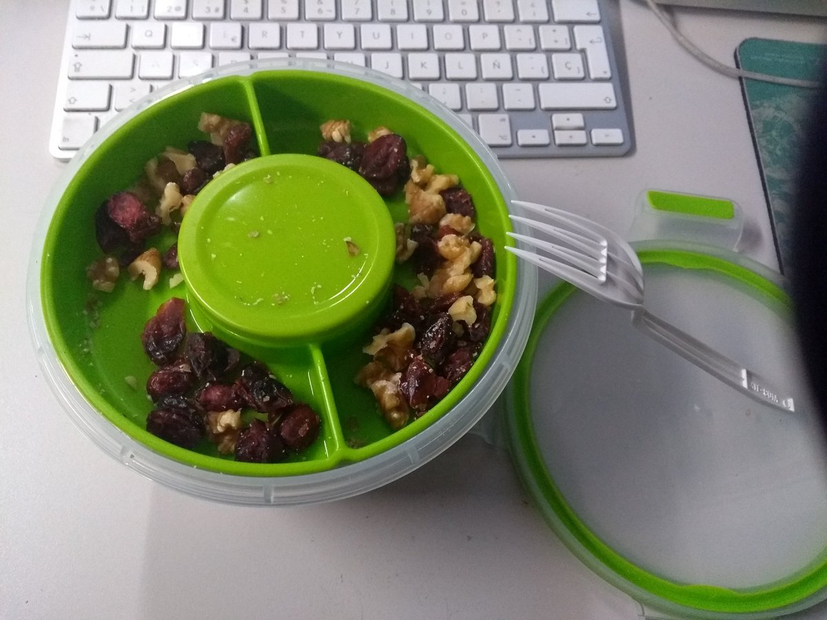 Hoy toca un rico desayuno de ensalada, que nos llegó a la  redacción de <a href="/FoodandTravelMX/">Food and Travel MX</a> por cortesía de <a href="/Tfal_MX/">T-fal México</a> y <a href="/Krups_MX/">KRUPS México</a>. Amé el recipiente donde viene 😍😍 😊 #TeFaltaFal #CoffeLovers