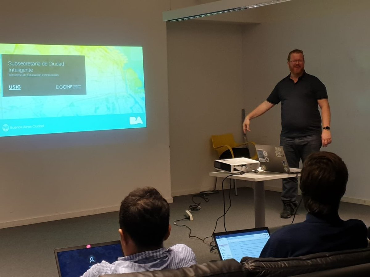 pablomly's tweet photo. Hoy volvimos con las #capacitacionesinternas en #DGCINF: Taller Introducción a #Docker. Una excelente oportunidad para compartir experiencias, conocimientos y sobre todo preguntas. ¡Sumamos más experiencias!

#Docker #codigoabierto #software #go @aanthieni https://t.co/4dUmJWyPhm