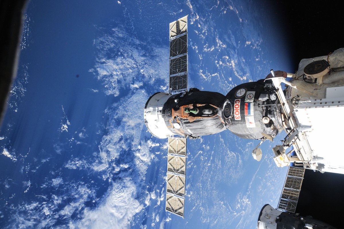 Сколько орбитальных станций в космосе сейчас. МКС станция Союз. Корабль Союз МКС. Космический корабль «Союз ТМА-21». Космонавт в космосе.