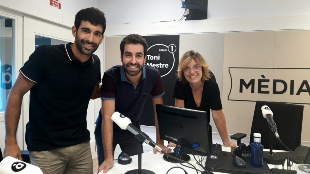 CTeatreMicalet's tweet photo. @MagRubenAparisi @mariajuandonat @amoraescena @LaPepaCases @spnlbondia @PotdePlomTeatre @Gravetat_zero @FrancescJLopez @ojoshipatia @AccioCulturalPV @verlanga_com 📻 Si vols saber tots els secrets de #LESPILL i de la #màgia, @MagRubenAparisi va anar ahir a explicar tots els seus trucs a Pròxima parada ➡ https://t.co/t2aby5VRor https://t.co/lVlbbdEvBu