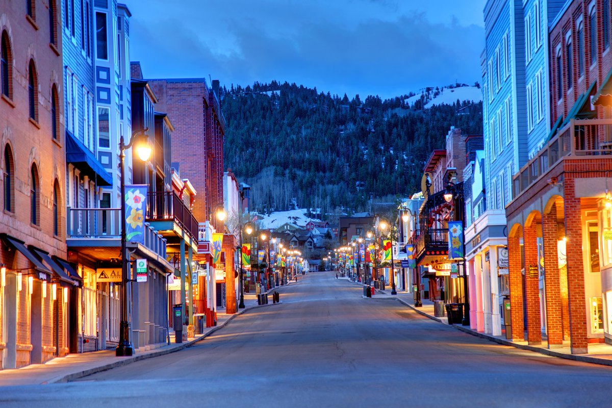 travelocity's tweet image. Riding the funicular 🚠above snow-capped villages, conquering black diamond slopes ⛷️and sipping hot toddies ☕in hot tubs; it's never too early to start dreaming of a ski vacation. We've got ski deals right here: travelocity.us/2mB8aUG #skication #wanderwisely