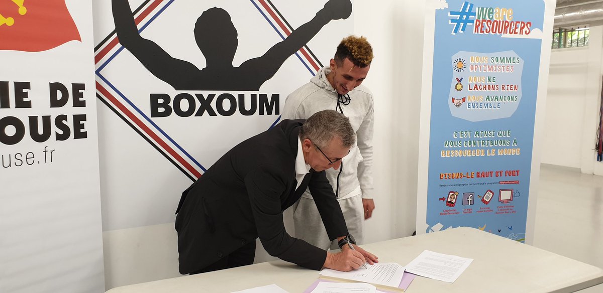 MAMontaut's tweet photo. #Veolia soutien les valeurs du sport et le lien social dans les quartiers prioritaires.
Cité Papus #Toulouse signature du partenariat avec l'association #boxoum représentée par #SofianeOumiha Vice-Champion Olympique, Champion du Monde et d'Europe. https://t.co/bywrWYVCPH