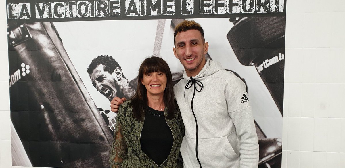 MAMontaut's tweet photo. #Veolia soutien les valeurs du sport et le lien social dans les quartiers prioritaires.
Cité Papus #Toulouse signature du partenariat avec l'association #boxoum représentée par #SofianeOumiha Vice-Champion Olympique, Champion du Monde et d'Europe. https://t.co/bywrWYVCPH