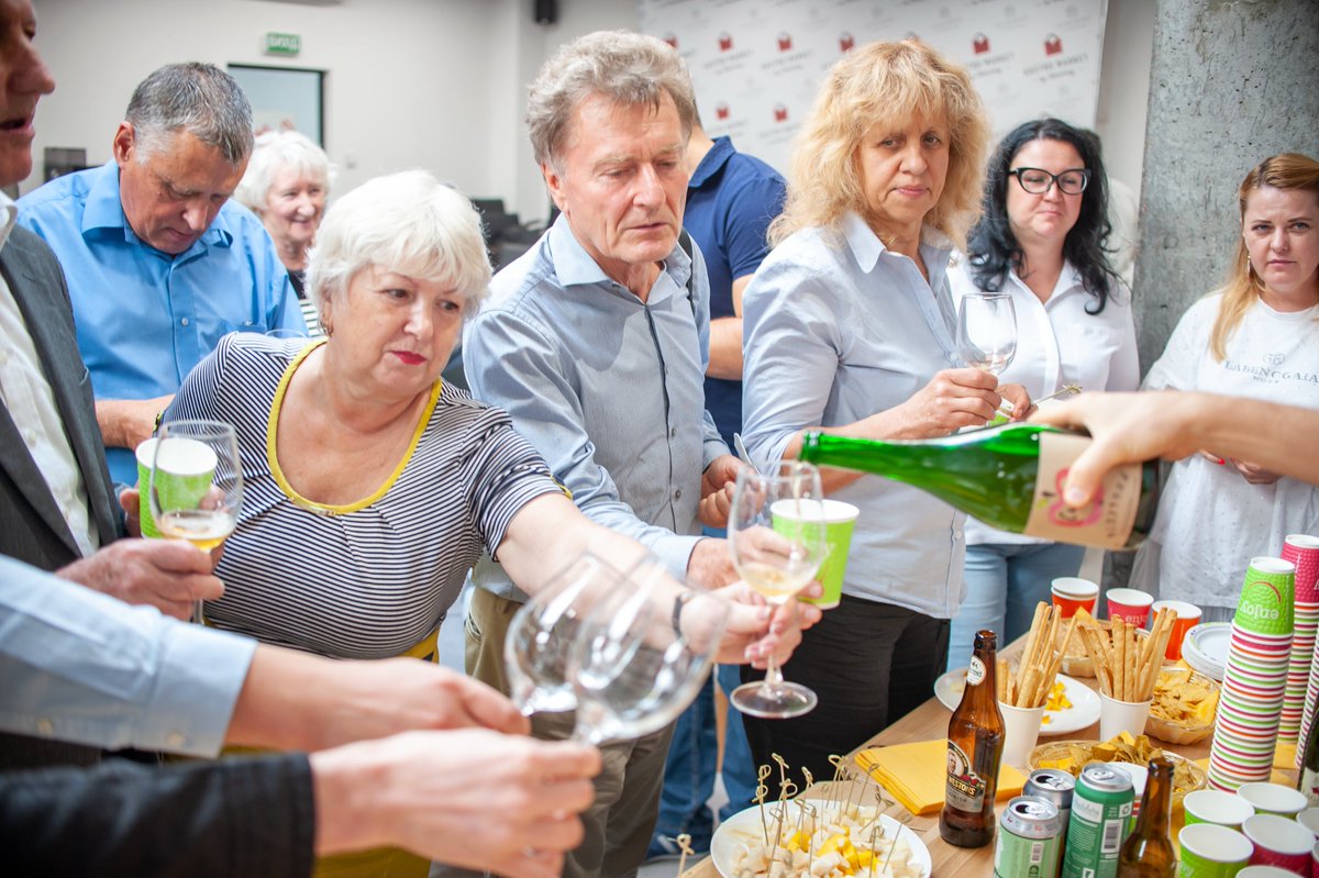 CarlaPSUExt's tweet photo. I had a great time teaching in Ukraine this month. Thanks for the hospitality. #realcider #globalcider #worldcider #craftcider #globalag https://t.co/gMQAdMwsny
