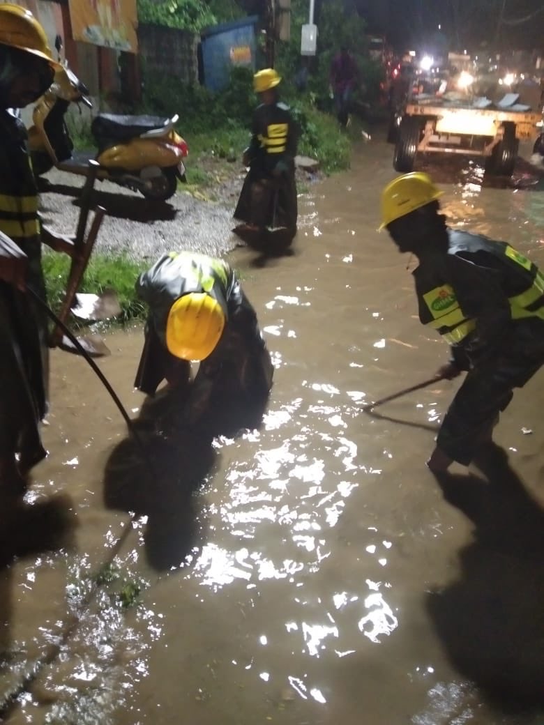 The #UnsungHeros of Hyderabad today

Over 1000 #MonsoonTeam members working round the clock to drain out the highest ever September rainfall  water

Major stagnation being attended

Please prefer to stay indoors, we will restore normalcy at the earliest

@KTRTRS <a href="/arvindkumar_ias/">Arvind Kumar</a>