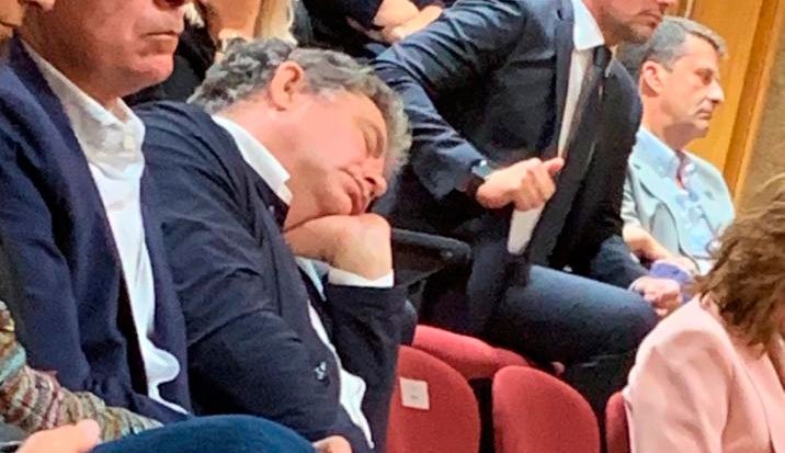 RafaDominguezPo's tweet photo. Nuestro alcalde atendiendo al Debate del Estado de la Autonomía. https://t.co/5cSragDolA