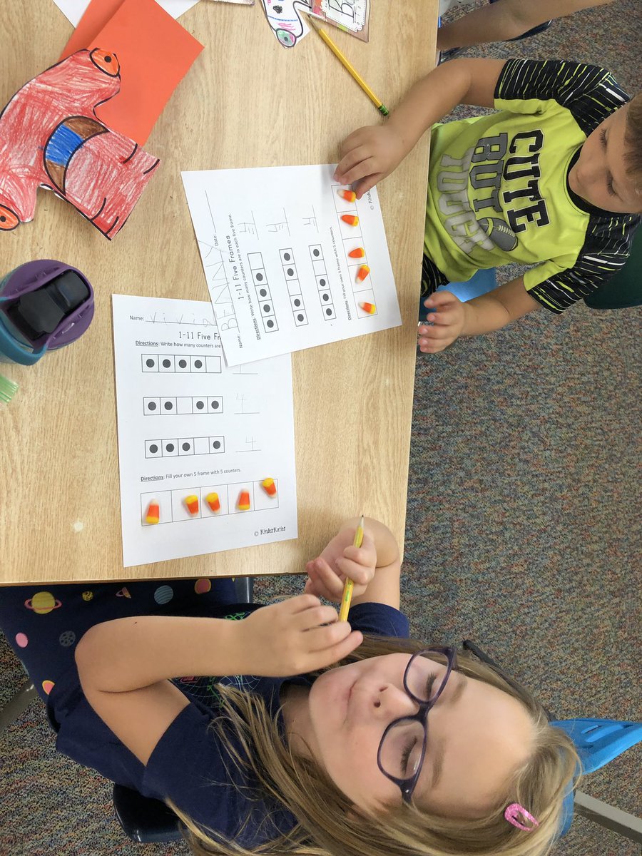 MissConnsClass's tweet photo. Counting five frames with candy corn! ๐ #WhoSaysMathIsntFun https://t.co/s0mvoSlVD8